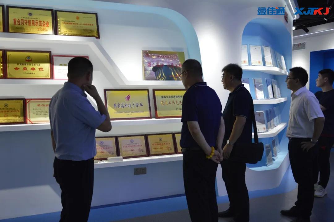 抗震分會領(lǐng)導(dǎo)參觀鑫佳通展廳